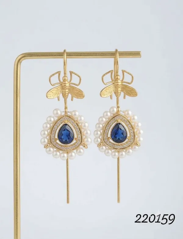 THE_ROYAL_HONEYBEE_EARCUFF