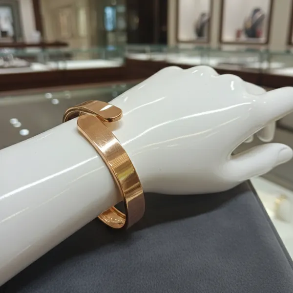 Gold_Premium_Anti-Tarnish_Bracelet_For_Women
