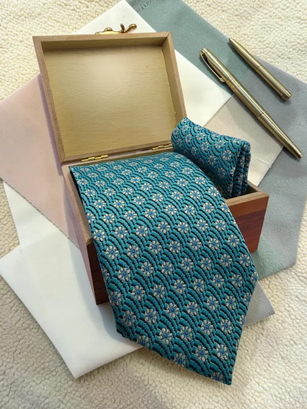Imperial_Bloom_Turquoise_And_Black_Micro_Silk_Jacquard_9_Cm_Tie_Set_With_Pocket_Square_And_Wooden_Gift_Box