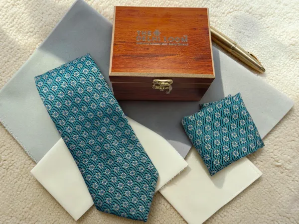 Imperial_Bloom_Turquoise_And_Black_Micro_Silk_Jacquard_9_Cm_Tie_Set_With_Pocket_Square_And_Wooden_Gift_Box