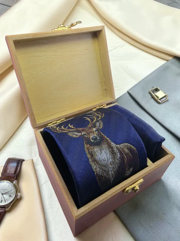 Imperial_Stag_Navy_Blue_And_Antique_Gold_Micro_Silk_Jacquard_9_Cm_Tie_Set_With_Pocket_Square_And_Wooden_Gift_Box