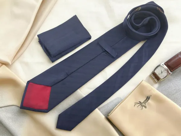 Imperial_Stag_Navy_Blue_And_Antique_Gold_Micro_Silk_Jacquard_9_Cm_Tie_Set_With_Pocket_Square_And_Wooden_Gift_Box