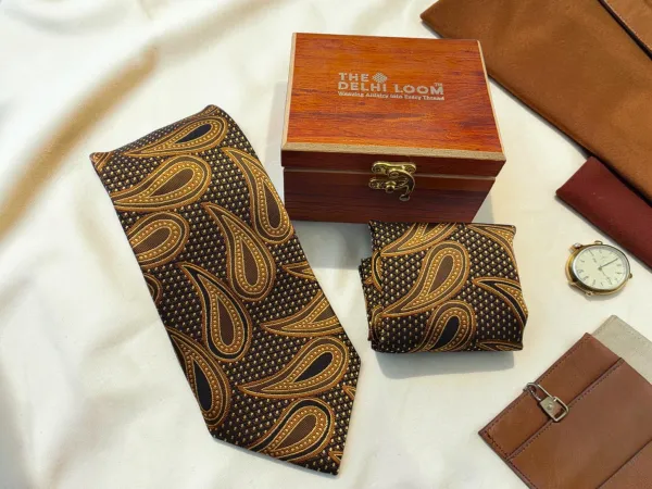 Noir_Royale_Chocolate_Brown_And_Antique_Gold_Paisley_Micro_Silk_Jacquard_9_Cm_Tie_Set_With_Pocket_Square_And_Wooden_Gift_Box