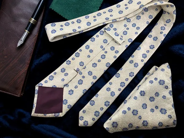 Regal_Ivory_Bloom_9_Cm_Tie_Set_With_Wooden_Gift_Box