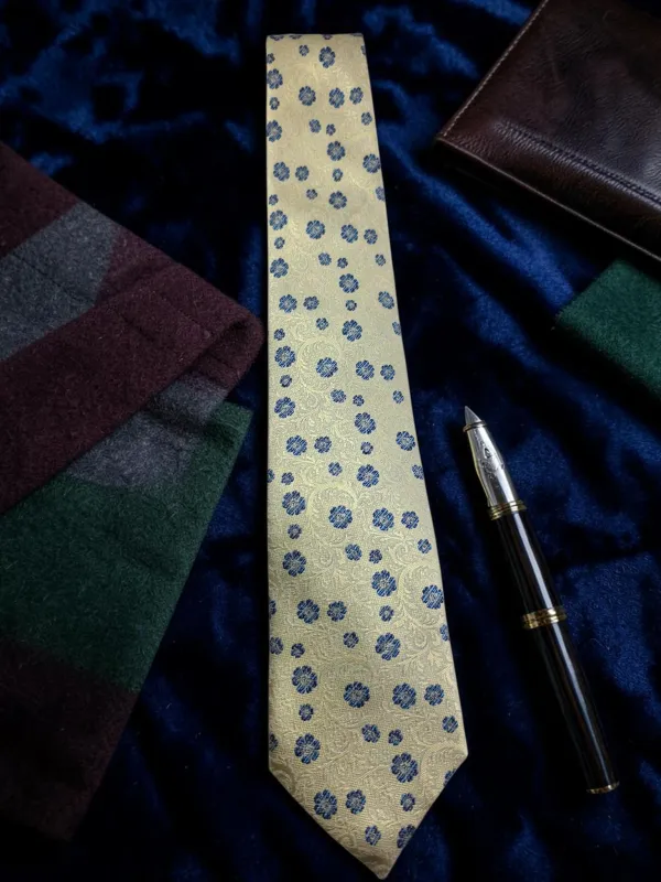 Regal_Ivory_Bloom_9_Cm_Tie_Set_With_Wooden_Gift_Box