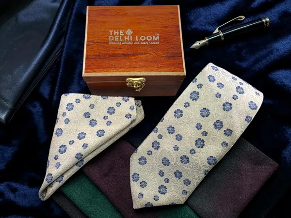 Regal_Ivory_Bloom_9_Cm_Tie_Set_With_Wooden_Gift_Box