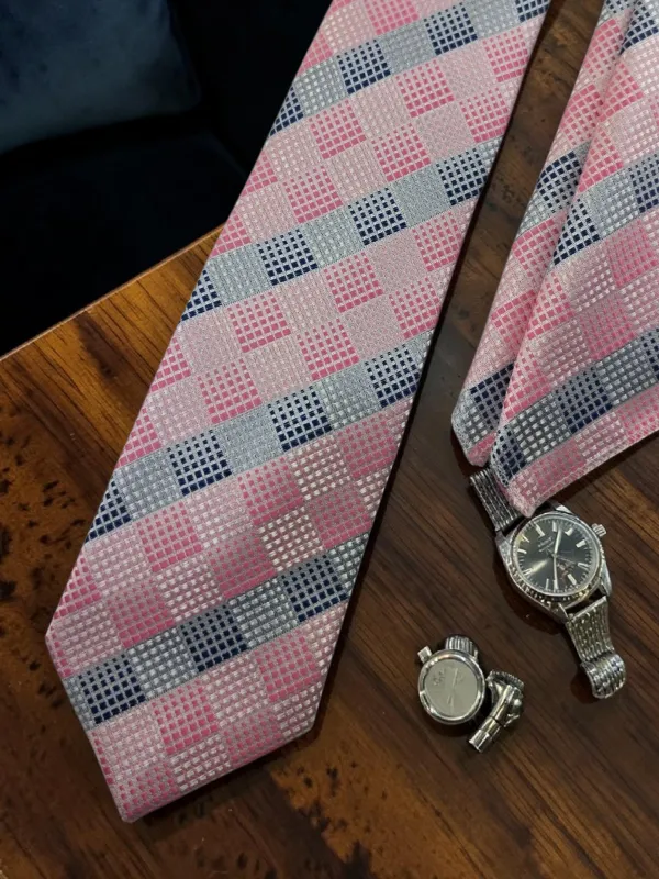 Baby_Pink_And_Blue_Windsor_Check_Micro_Woven_Jacquard_9_Cm_Necktie_Set_With_Pocket_Square_And_Premium_Wooden_Gift_Box_Suitable_For_Formal_And_Wedding_Wear