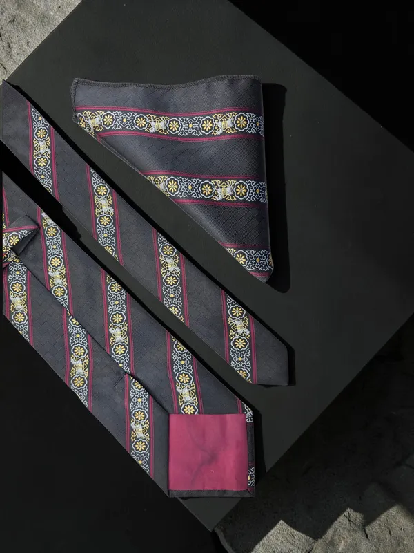 Jet_Black_Equestrian_Crest_Baroque_Stripe_Micro_Woven_Jacquard_9_Cm_Tie_Set_With_Wooden_Gift_Box