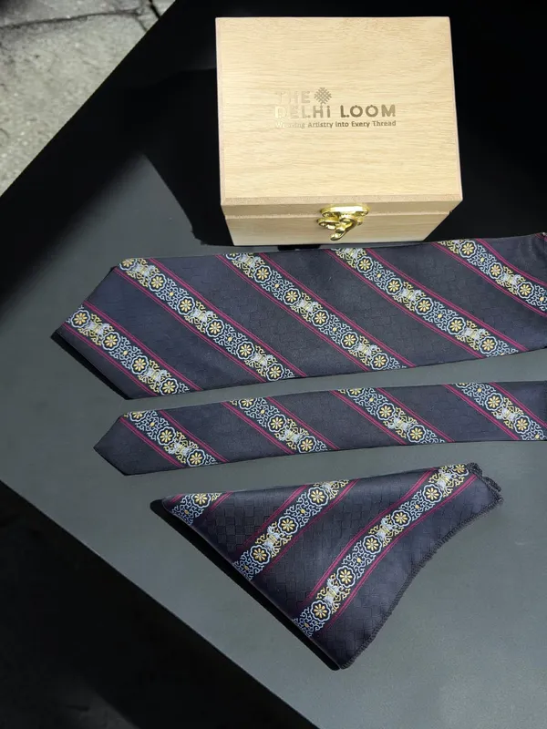 Jet_Black_Equestrian_Crest_Baroque_Stripe_Micro_Woven_Jacquard_9_Cm_Tie_Set_With_Wooden_Gift_Box