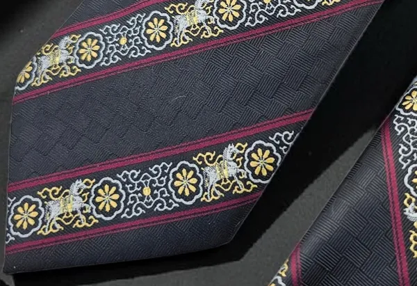 Jet_Black_Equestrian_Crest_Baroque_Stripe_Micro_Woven_Jacquard_9_Cm_Tie_Set_With_Wooden_Gift_Box