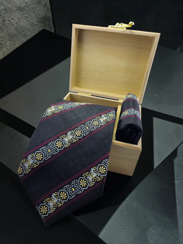 Jet_Black_Equestrian_Crest_Baroque_Stripe_Micro_Woven_Jacquard_9_Cm_Tie_Set_With_Wooden_Gift_Box