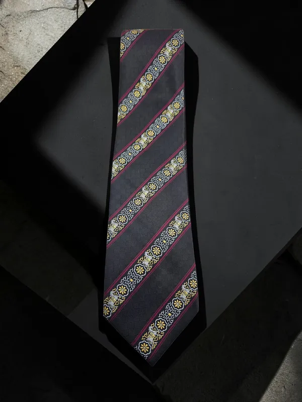 Jet_Black_Equestrian_Crest_Baroque_Stripe_Micro_Woven_Jacquard_9_Cm_Tie_Set_With_Wooden_Gift_Box