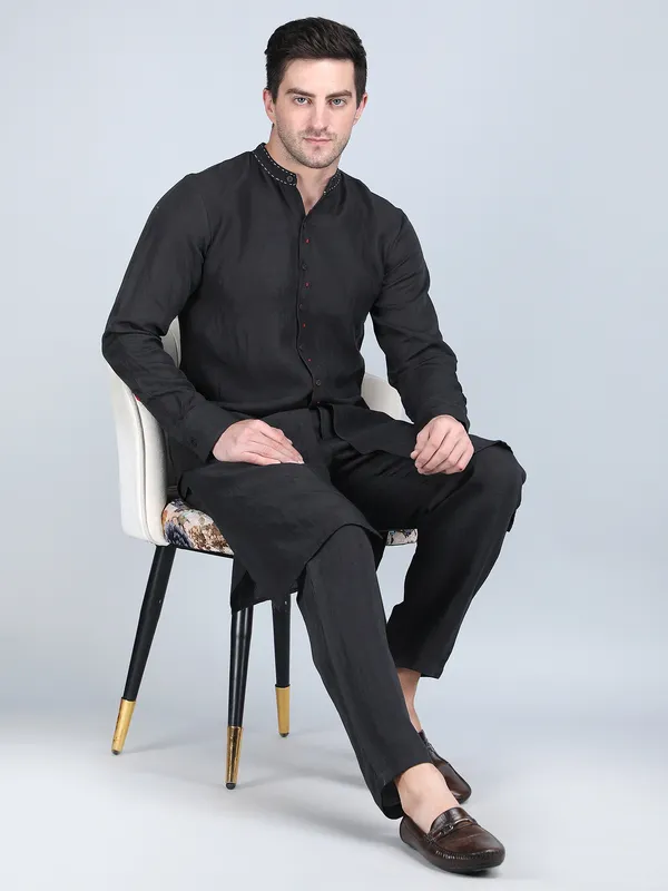 Black_Pure_Linen_Hand_Embroidered_Kurta_With_Pants_For_Men
