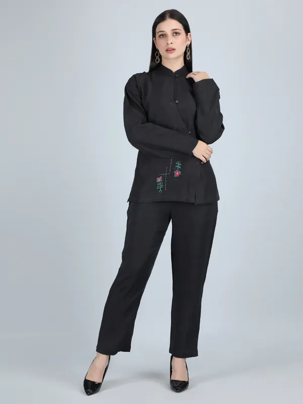 Black_Pure_Linen_Hand_Embroidered_Zig_Zag_Placket_Co-Ord_For_Women