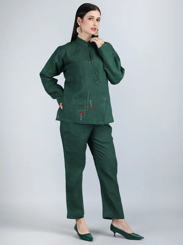 Green_Pure_Linen_Hand_Embroidered_Zig_Zag_Placket_Co-Ord_For_Women