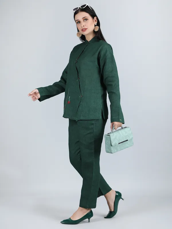 Green_Pure_Linen_Hand_Embroidered_Zig_Zag_Placket_Co-Ord_For_Women