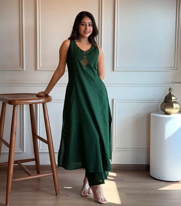 Sleeveless_Ethnic_Kurta_Set_with_Pants