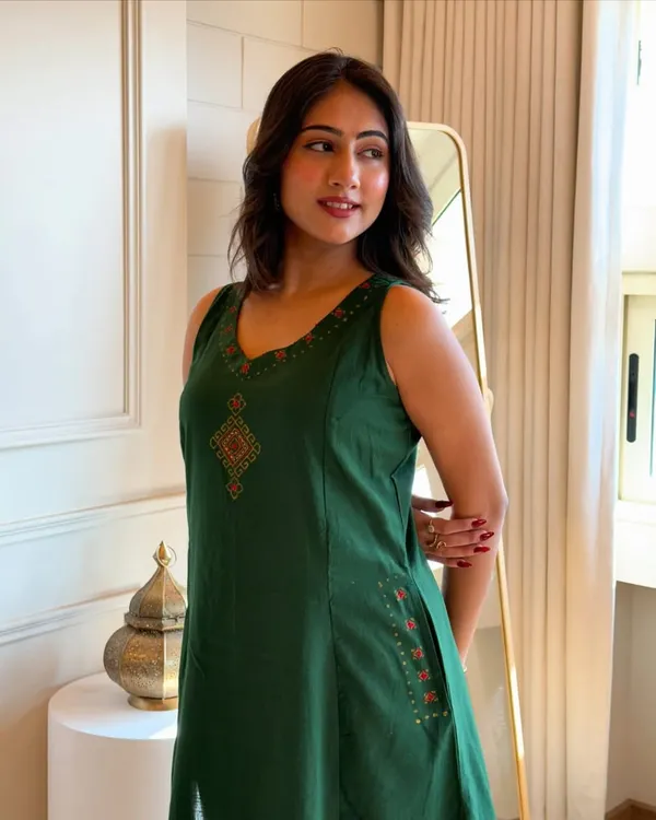 Sleeveless_Ethnic_Kurta_Set_with_Pants