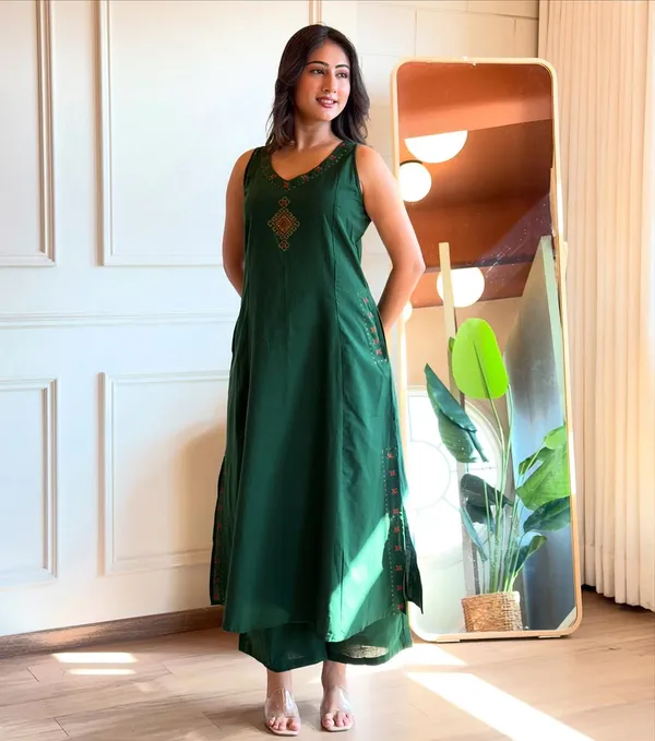Sleeveless_Ethnic_Kurta_Set_with_Pants