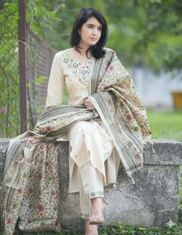 Off-White_Cotton_Kurti_Pant_&_Dupatta_For_Women