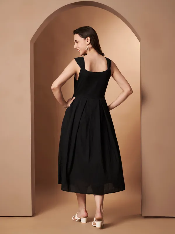 Black_Sleeveless_Fit_&_Flare_Midi_Dress_for_Women
