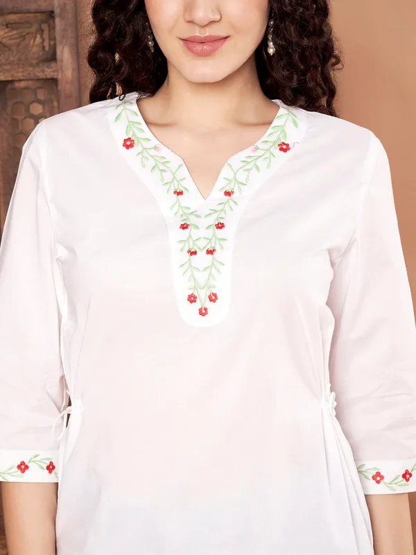 White_Cotton_Kurti_With_Green_Red_Embroidery