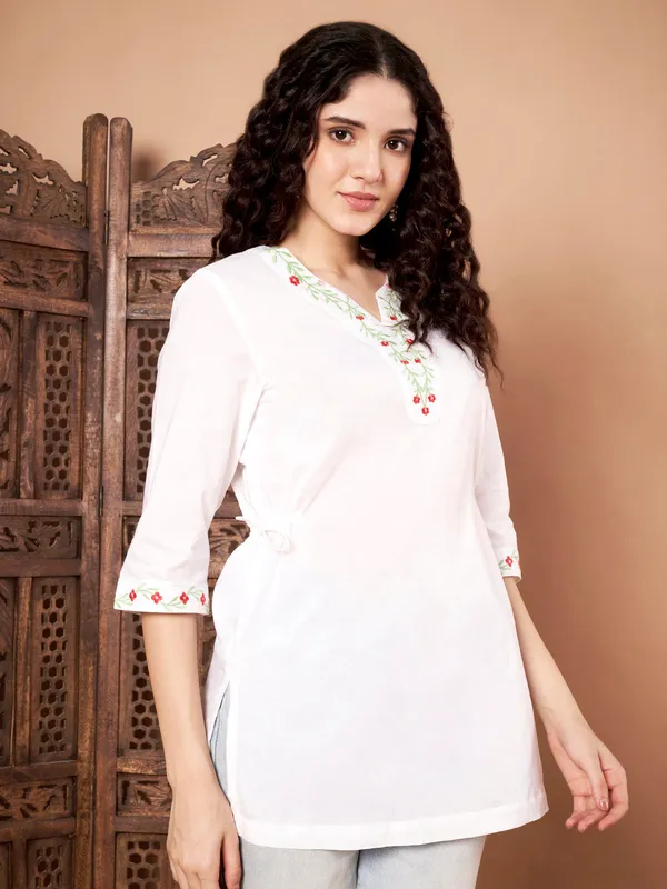 White_Cotton_Kurti_With_Green_Red_Embroidery