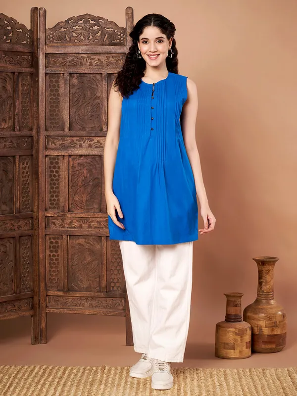 Blue_Sleeveless_Cotton_Kurti_Top_With_Pintuck_Detail_For_Women