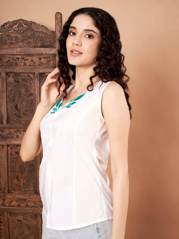 White_Sleeveless_Cotton_Top_With_Leaf_Embroidery_For_Women