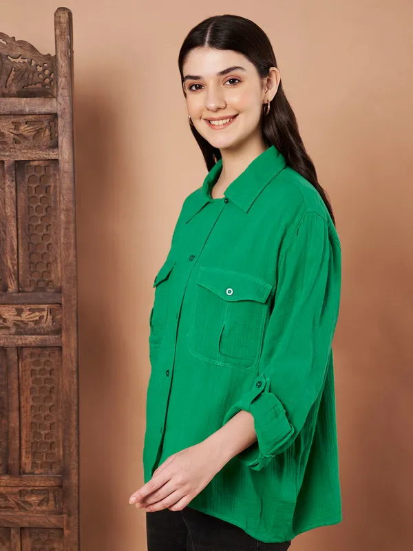 Emerald_Green_Cotton_Button_Down_Shirt_Relaxed_Fit_With_Utility_Pockets