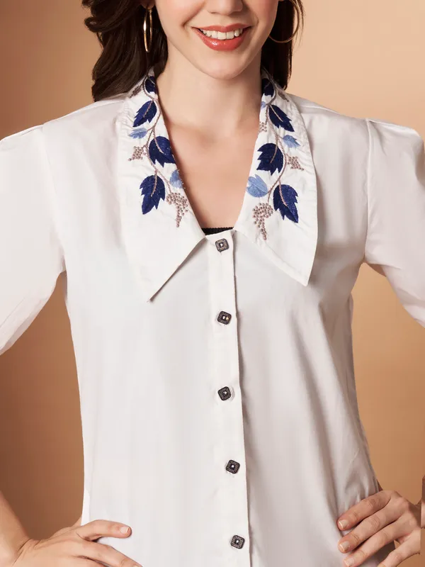 Women�s_White_Cotton_Top_with_Embroidered_Collar