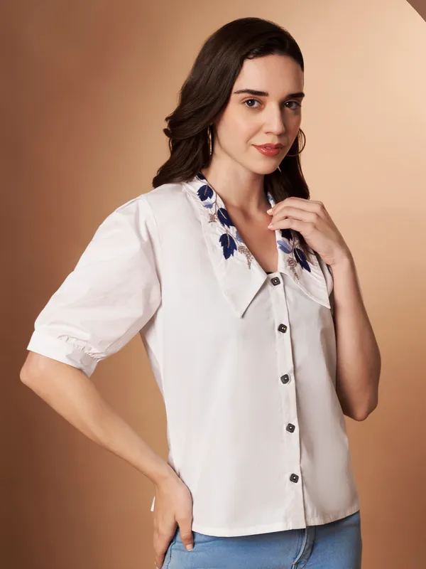 Women�s_White_Cotton_Top_with_Embroidered_Collar