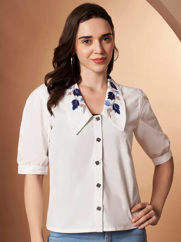 Women�s_White_Cotton_Top_with_Embroidered_Collar