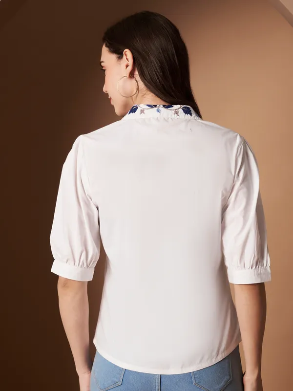 Women�s_White_Cotton_Top_with_Embroidered_Collar