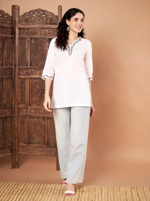 White_Cotton_Kurti_With_Green_Red_Embroidery_1