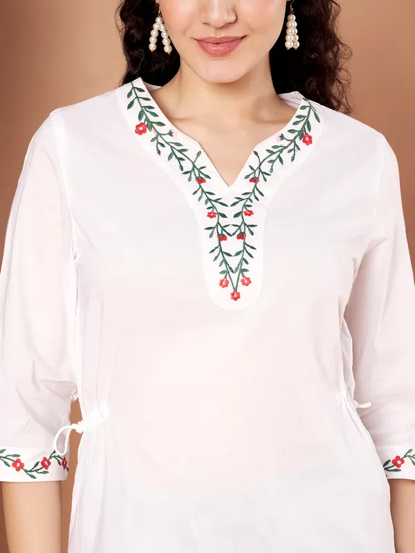 White_Cotton_Kurti_With_Green_Red_Embroidery_1