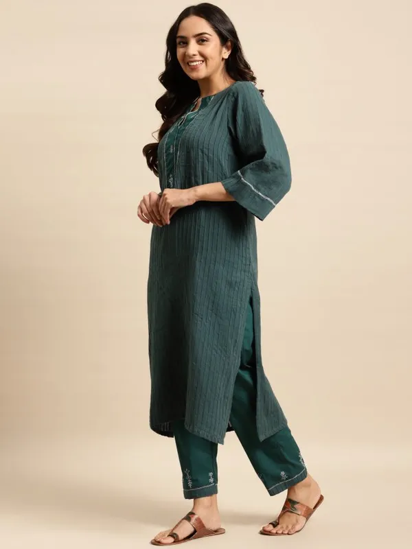 Dark_Green_Pleated_Hand_Embroidered_Cotton_Kurta_with_Embroidered_Pant_-_Set_of_2_-_XXL