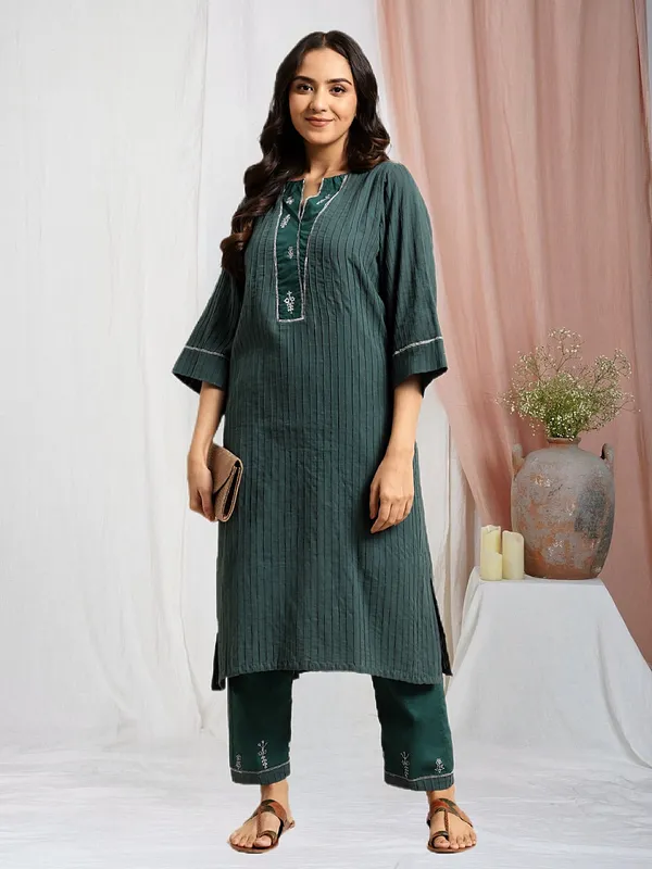 Dark_Green_Pleated_Hand_Embroidered_Cotton_Kurta_with_Embroidered_Pant_-_Set_of_2_-_XXL