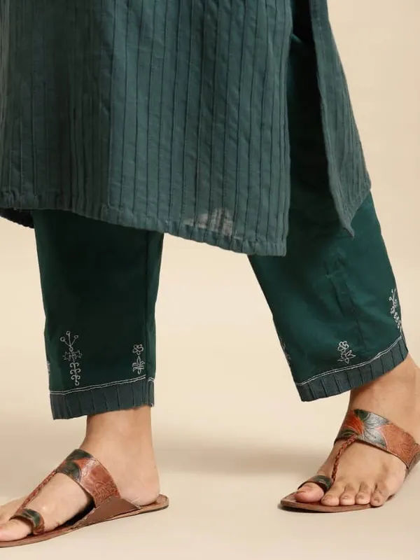 Dark_Green_Pleated_Hand_Embroidered_Cotton_Kurta_with_Embroidered_Pant_-_Set_of_2_-_XXL