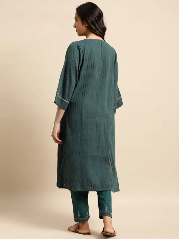 Dark_Green_Pleated_Hand_Embroidered_Cotton_Kurta_with_Embroidered_Pant_-_Set_of_2_-_XXL