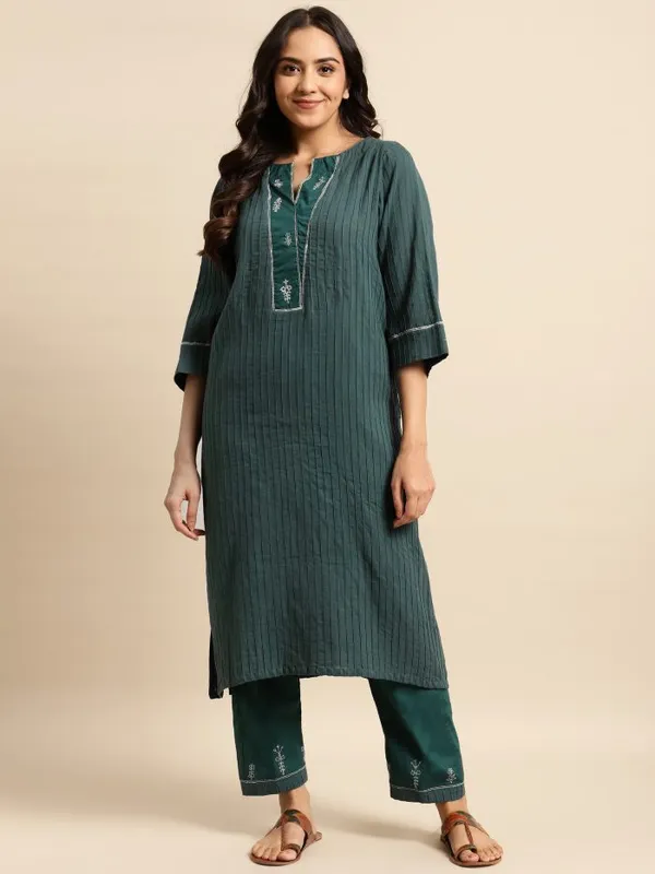 Dark_Green_Pleated_Hand_Embroidered_Cotton_Kurta_-_XXL
