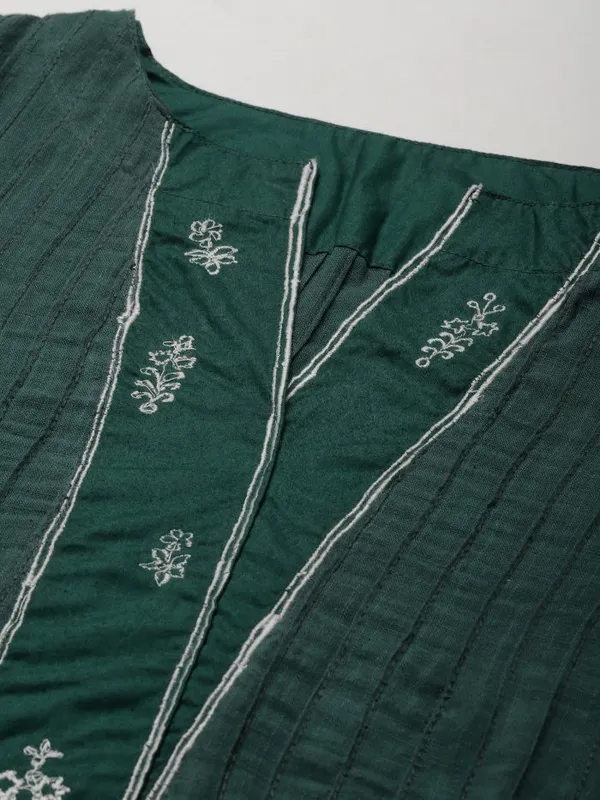 Dark_Green_Pleated_Hand_Embroidered_Cotton_Kurta_-_XXL
