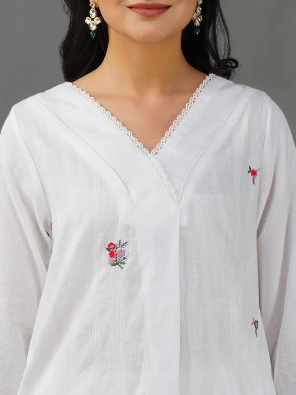 White_Multicolor_Embroidered_Cotton_Kurta_With_Matching_Pant_And_Dupatta_-_XXL