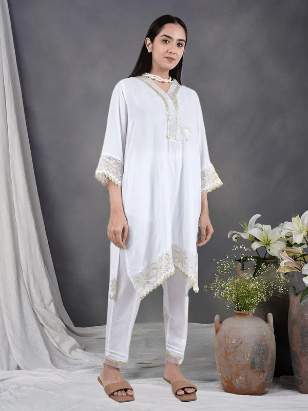 White_Cotton_Hand_Embroidered_Kurta_Paired_With_Matching_Pant_-_XXL