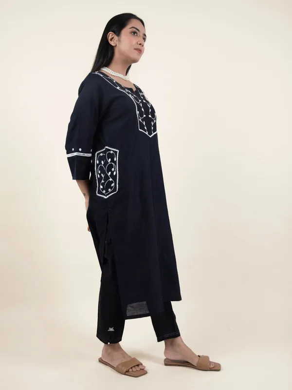 Black_Embroidered_Chanderi_Kurta_Paired_With_Matching_Pant_-_XXL