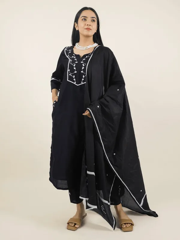 Black_Embroidered_Chanderi_Kurta_With_Matching_Pant_And_Dupatta_-_XXL