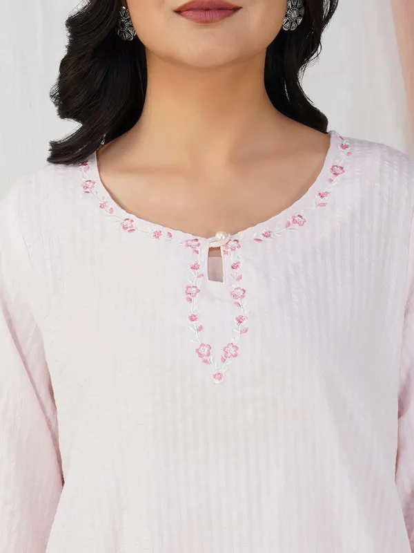 Pink_Embroidered_cotton_Kurta__Paired_With_Matching_Pant_-_XXL