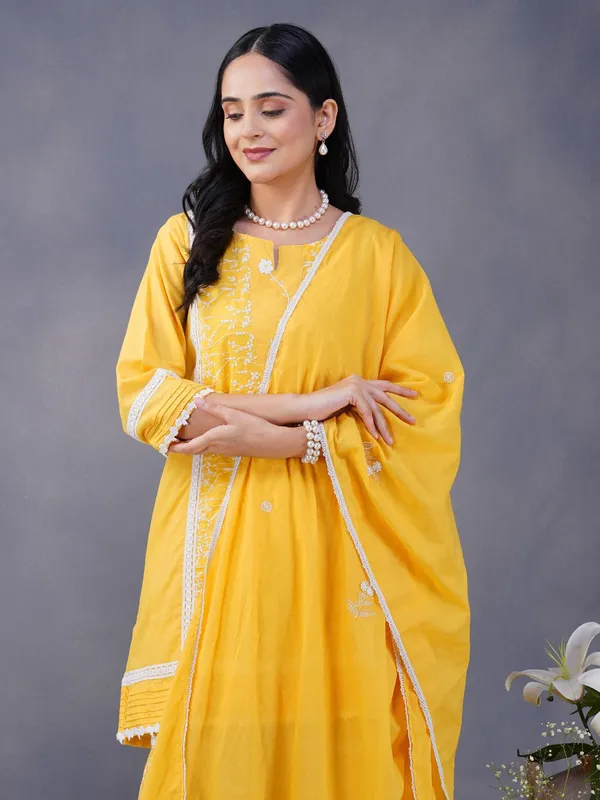 Yellow_Embroidered_Cotton_kurta_Paired_With_Matching_Pant_And_Dupatta_-_XXL