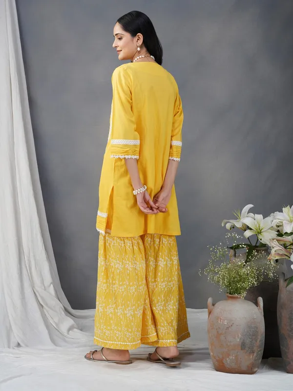 Yellow_Embroidered_Cotton_kurta_Paired_With_Matching_Pant_And_Dupatta_-_XXL