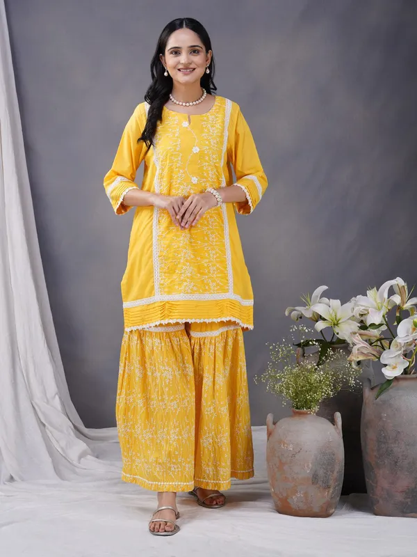 Yellow_Embroidered_Cotton_kurta_Paired_With_Matching_Pant_And_Dupatta_-_XXL